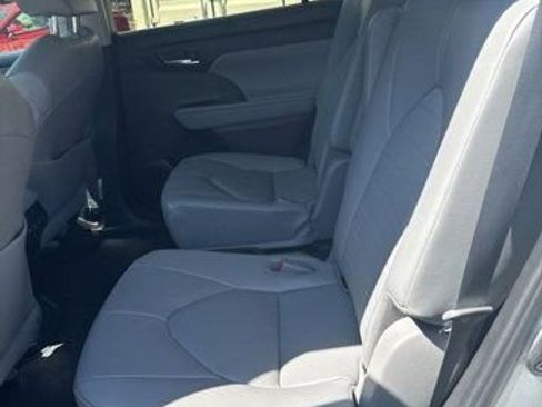 Used 2023 Toyota Highlander XLE image 12