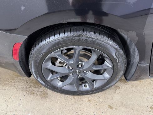 Used 2025 Chrysler Pacifica Limited FWD image 25