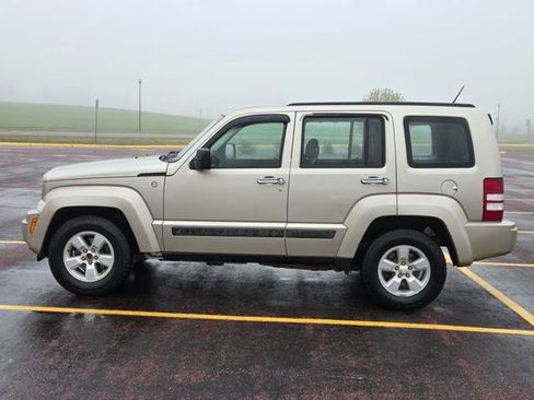 Used 2011 Jeep Liberty Sport AWD/4WD image 7