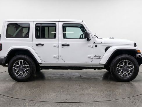 Used 2025 Jeep Wrangler Sahara image 11