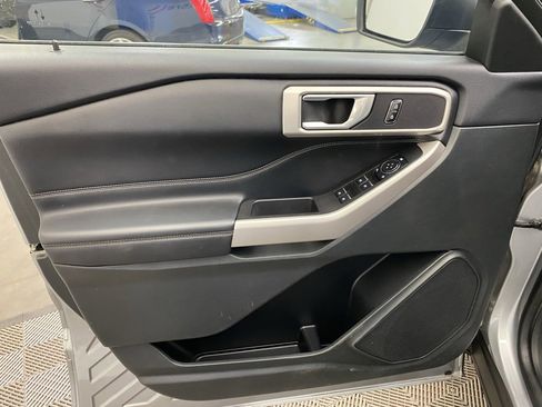 Used 2023 Ford Explorer XLT w/ Equipment Group 202A image 9
