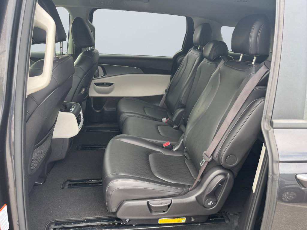 Used 2024 Kia Carnival LX FWD image 13