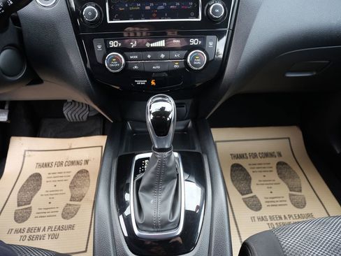 Used 2020 Nissan Rogue Sport SV image 12