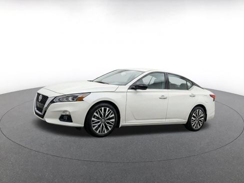 Used 2025 Nissan Altima 2.5 SV FWD image 8