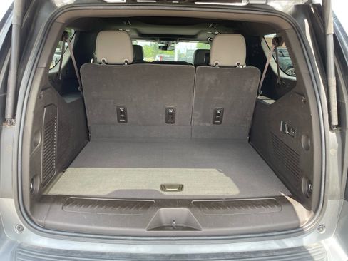 Used 2022 Chevrolet Suburban LT w/ Luxury Package RWD image 19