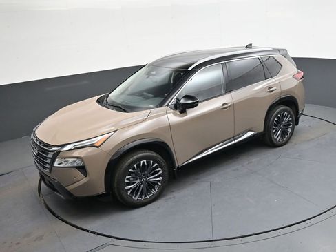 Used 2024 Nissan Rogue Platinum image 28