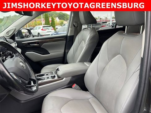 Used 2021 Toyota Highlander Limited image 13