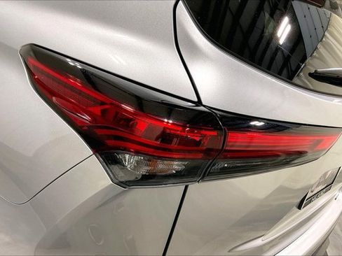 Used 2022 Toyota Highlander XLE AWD/4WD image 30