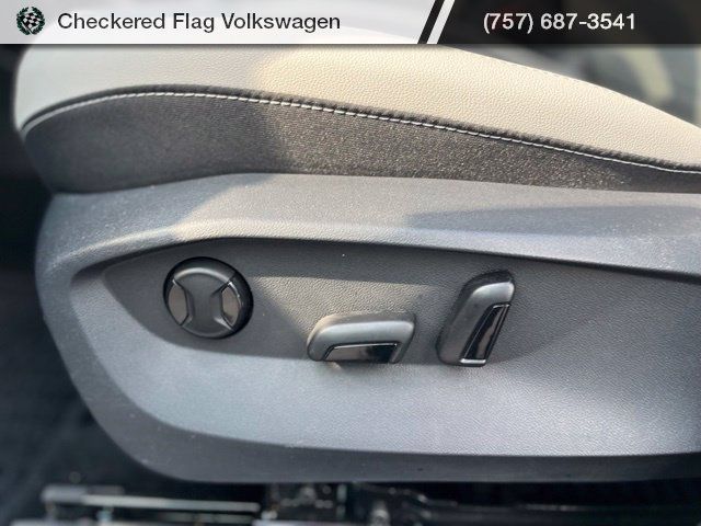 Used 2025 Volkswagen Taos SE FWD image 23