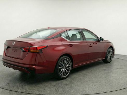 Used 2025 Nissan Altima 2.5 SV FWD image 9