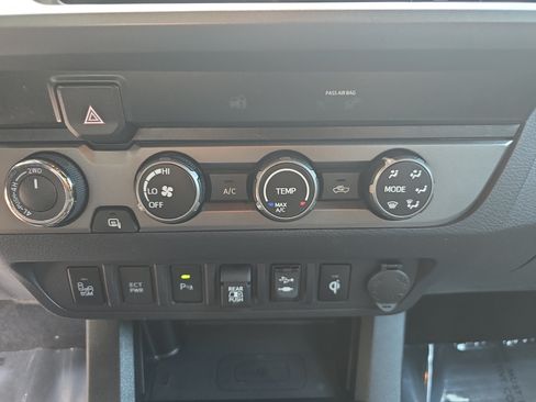 Used 2019 Toyota Tacoma TRD Off-Road w/ Technology Package AWD/4WD image 24