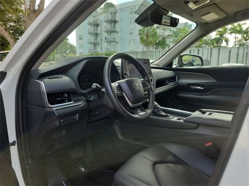 Used 2025 Toyota Grand Highlander Limited image 10
