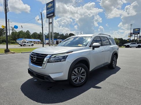 Used 2024 Nissan Pathfinder SV AWD/4WD image 2