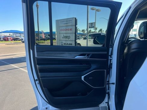 Used 2024 Jeep Wagoneer L Series II RWD image 33