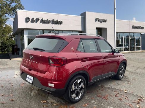 Used 2024 Hyundai Venue SEL image 2