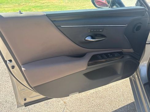 Used 2023 Lexus ES 300h w/ Premium Package FWD image 12