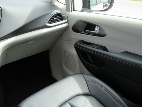 Used 2024 Chrysler Pacifica Touring-L FWD image 19