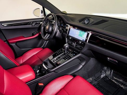 Certified 2025 Porsche Macan image 14