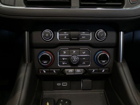 Used 2024 Chevrolet Suburban Z71 w/ Luxury Package image 37