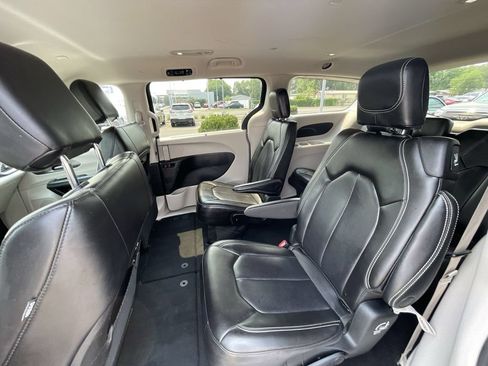 Used 2023 Chrysler Pacifica Touring-L FWD image 25