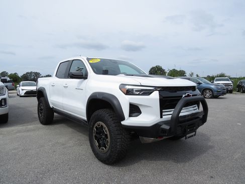 Used 2025 Chevrolet Colorado ZR2 w/ Off-Road Front Bumper Package image 11