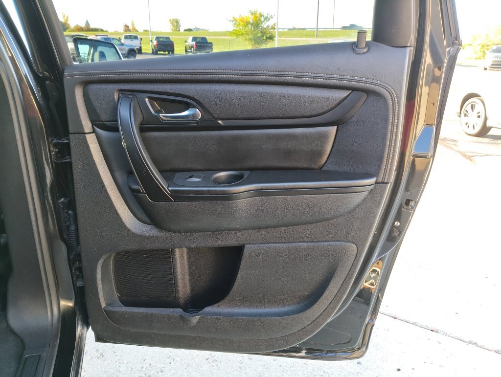 Used 2017 Chevrolet Traverse LT w/ Style and Technology Package FWD image 18