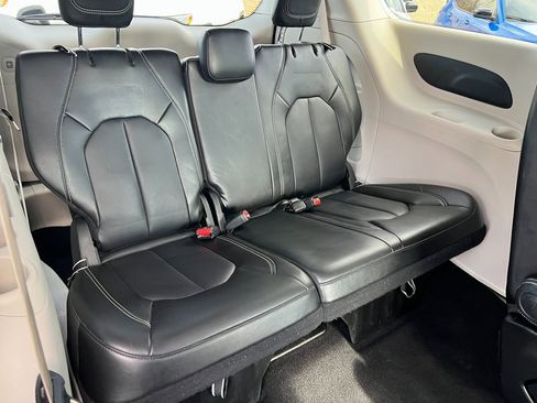Certified 2024 Chrysler Pacifica Touring-L image 17