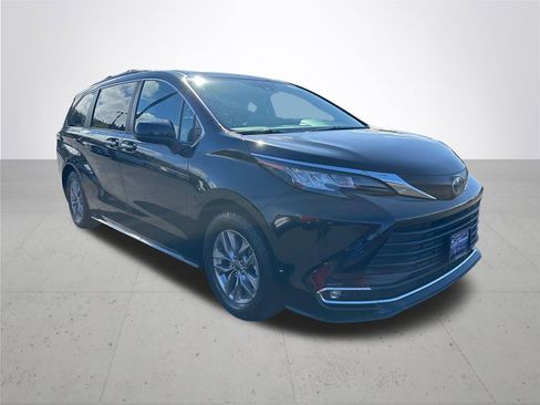 Used 2023 Toyota Sienna XLE image 5