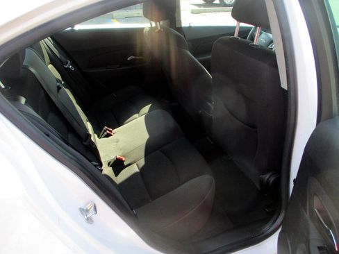 Used 2016 Chevrolet Cruze LT image 8