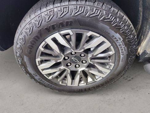 Used 2025 Chevrolet Suburban Z71 AWD/4WD image 9