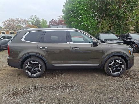 Certified 2024 Kia Telluride S w/ S Sunroof Package FWD image 8