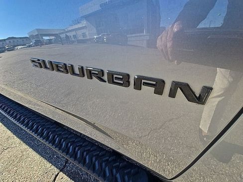 Used 2023 Chevrolet Suburban Z71 w/ Luxury Package image 35