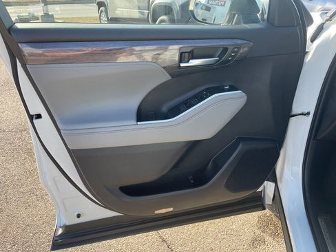 New 2026 Toyota Highlander Platinum AWD/4WD image 11