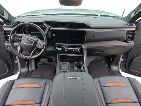 Used 2025 GMC Sierra 2500 AT4 w/ AT4 Premium Plus Package AWD/4WD image 9