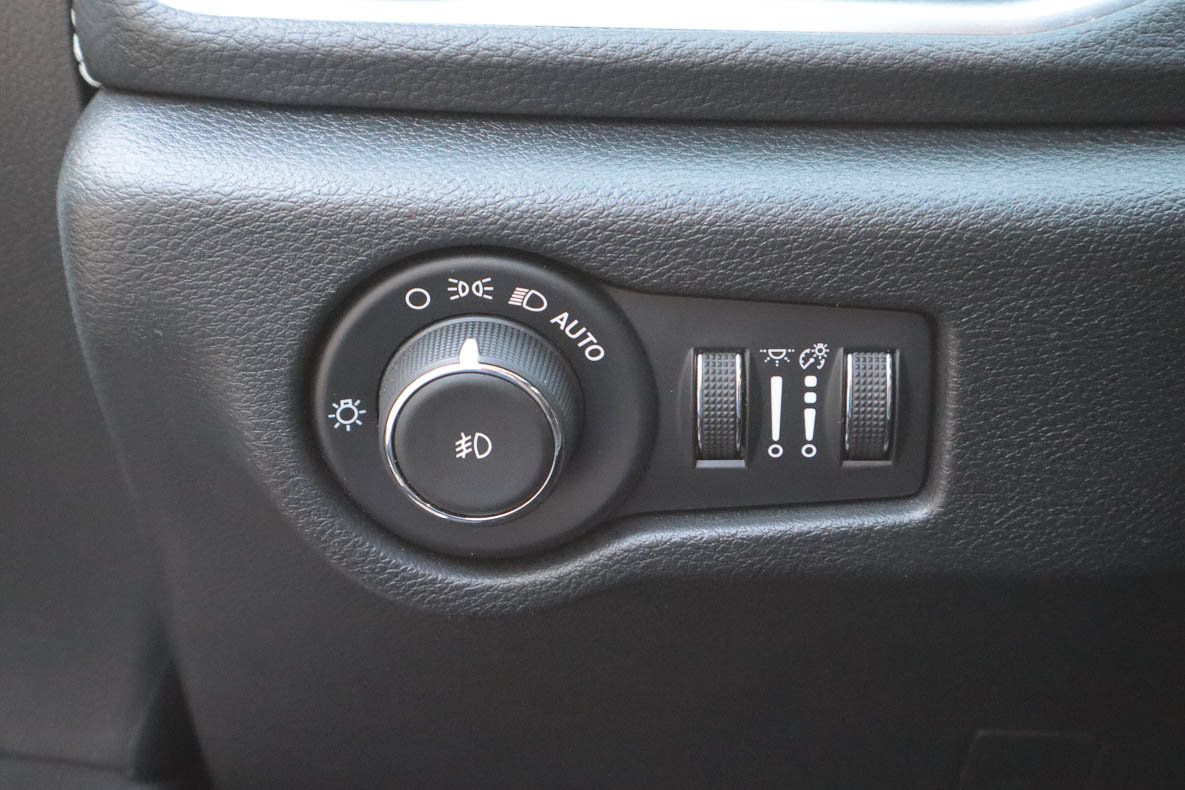 Used 2025 Chrysler Pacifica Limited FWD image 16