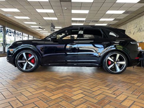 Used 2024 Porsche Cayenne Turbo AWD/4WD image 5