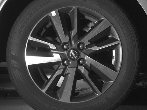 Used 2025 Nissan Versa SV image 15