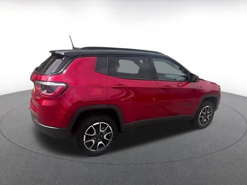 Used 2025 Jeep Compass Trailhawk AWD/4WD image 15
