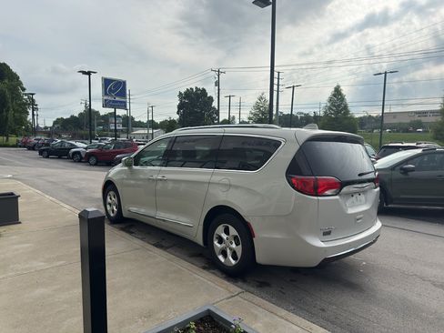 Used 2017 Chrysler Pacifica Touring-L Plus FWD image 5