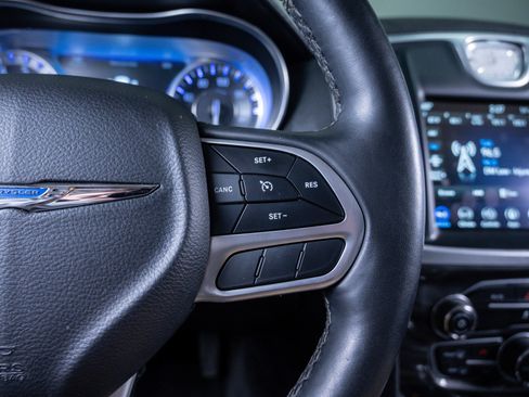 Used 2018 Chrysler 300 Limited image 19