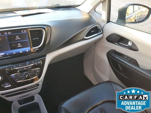 Used 2023 Chrysler Pacifica Touring-L image 12