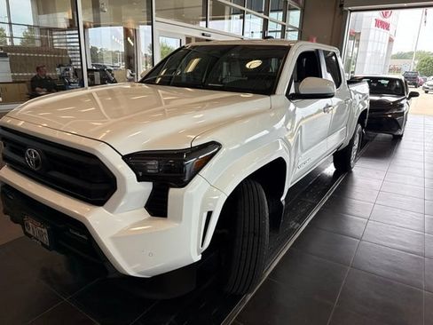 Used 2026 Toyota Tacoma SR5 AWD/4WD image 2