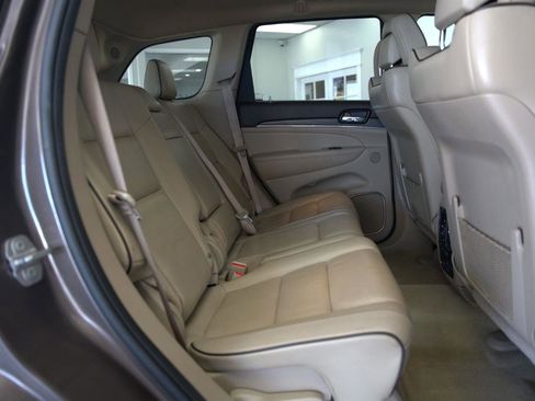 Used 2019 Jeep Grand Cherokee Overland AWD/4WD image 14