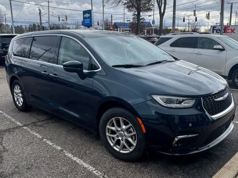 Used 2023 Chrysler Pacifica Touring-L image 8