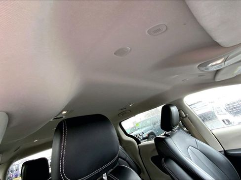 Used 2023 Chrysler Pacifica Touring-L image 12