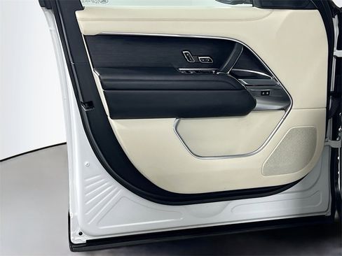 Used 2022 Land Rover Range Rover Long Wheelbase SE image 18