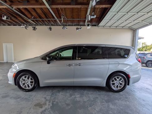 Used 2024 Chrysler Pacifica Touring-L FWD image 7