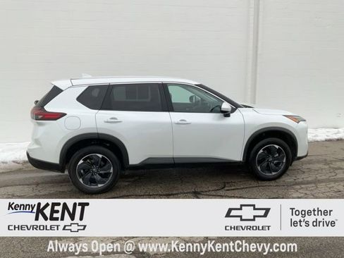 Used 2024 Nissan Rogue SV image 3
