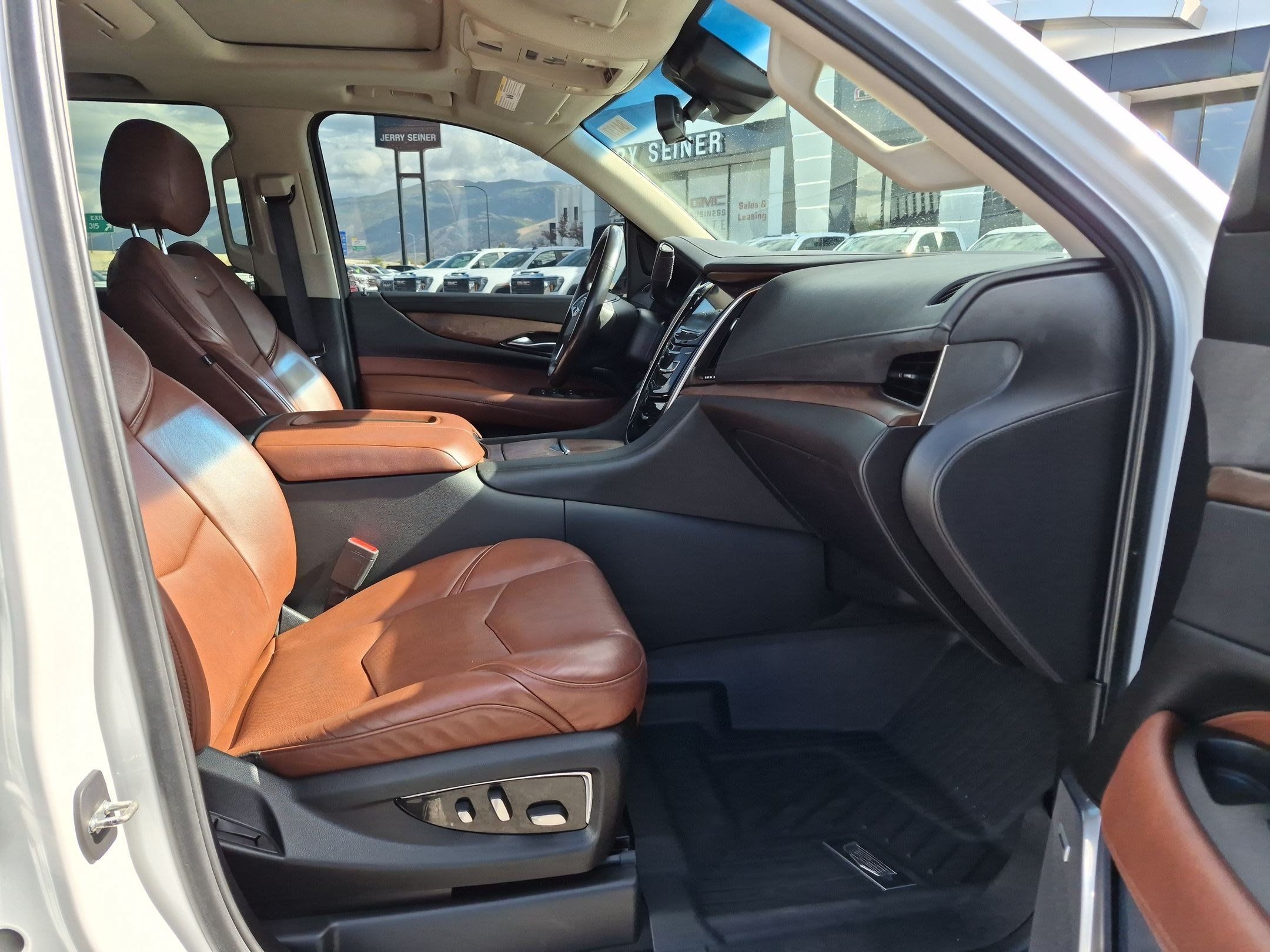 Used 2019 Cadillac Escalade ESV Premium Luxury AWD/4WD image 32