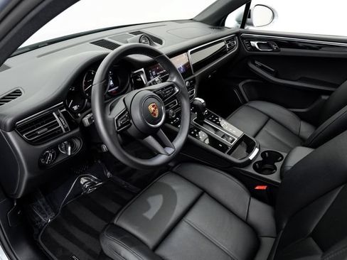 Certified 2026 Porsche Macan AWD/4WD image 4